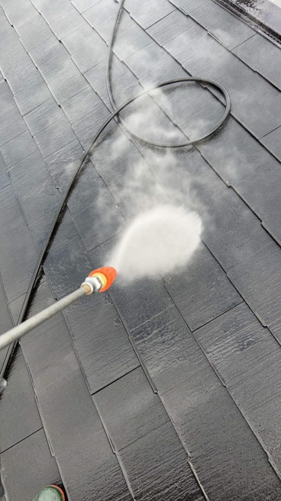 屋根塗装高圧洗浄中