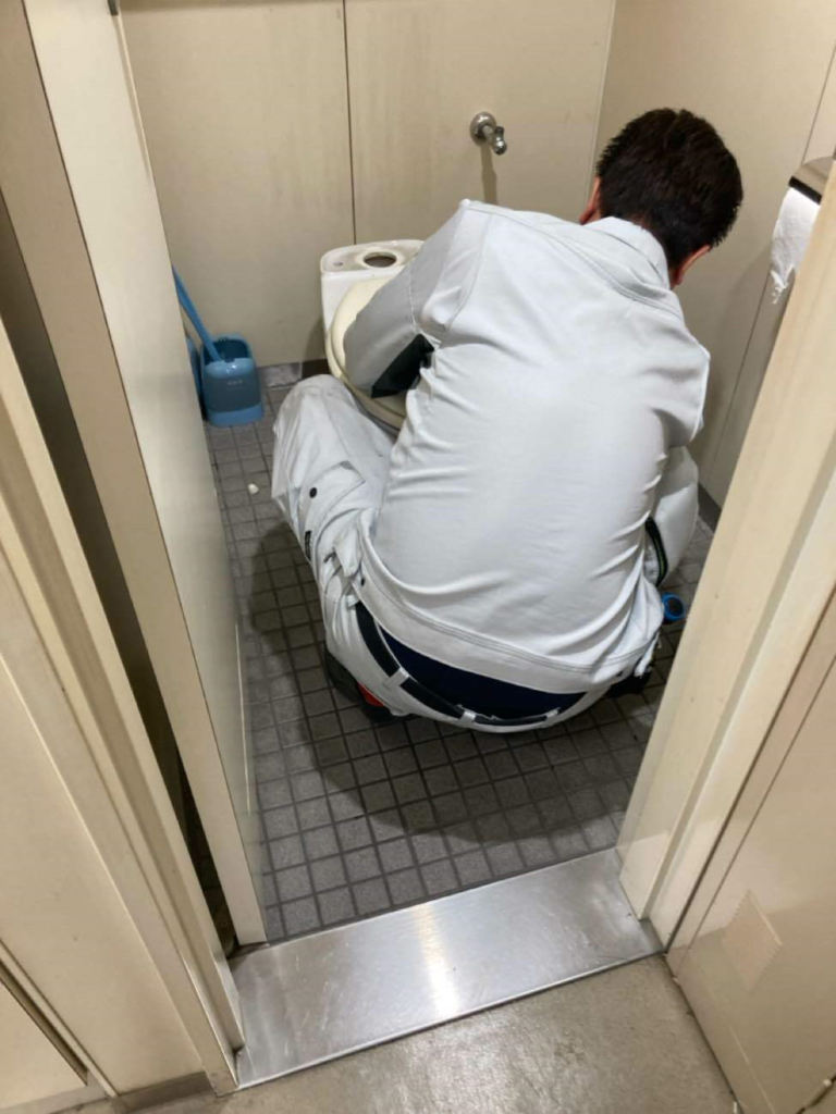 トイレ解体作業中